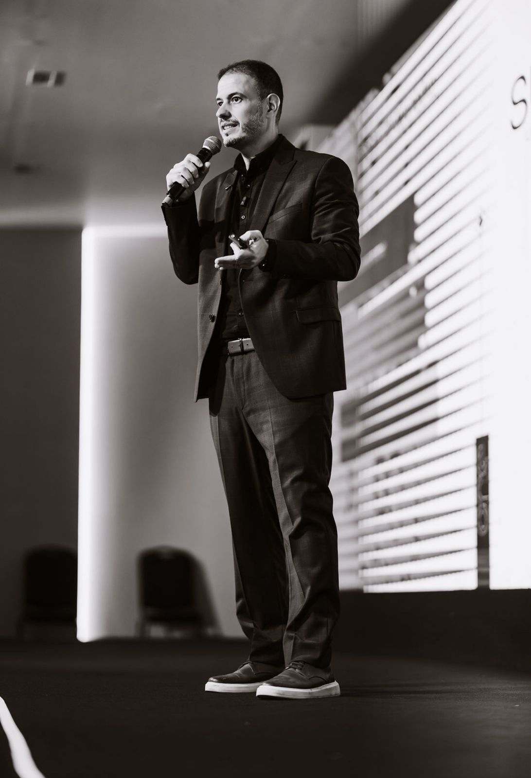 Fábio Barboni em registro de palco em preto e branco com presença editorial