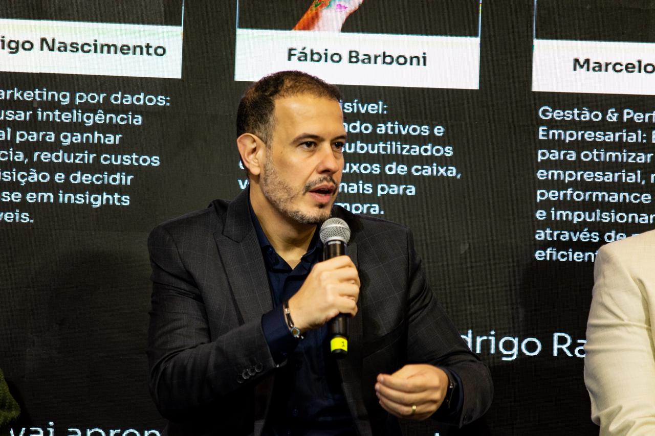 Fábio Barboni em painel estratégico com foco na fala e no contexto empresarial