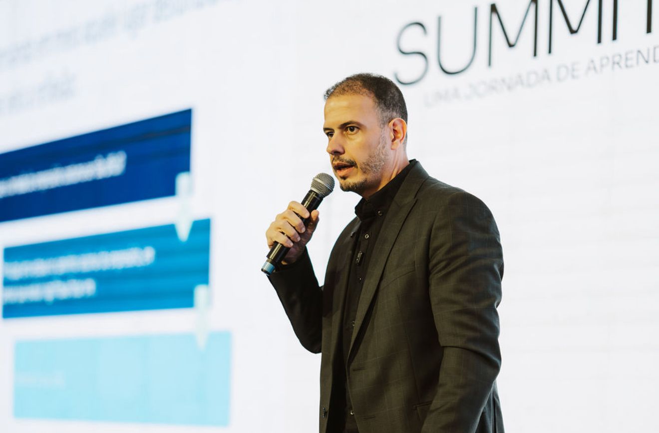 Fábio Barboni em apresentação no palco