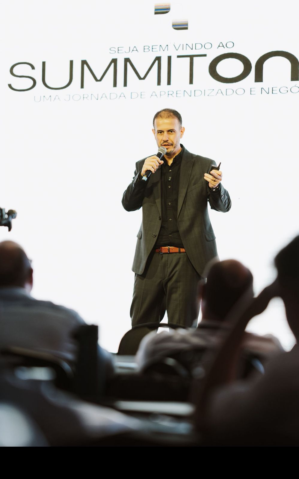 Fábio Barboni em apresentação no Summit ONE diante da audiência